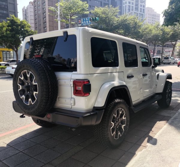 2024 WRANGLER 4-DOOR SAHARA 訂製規格